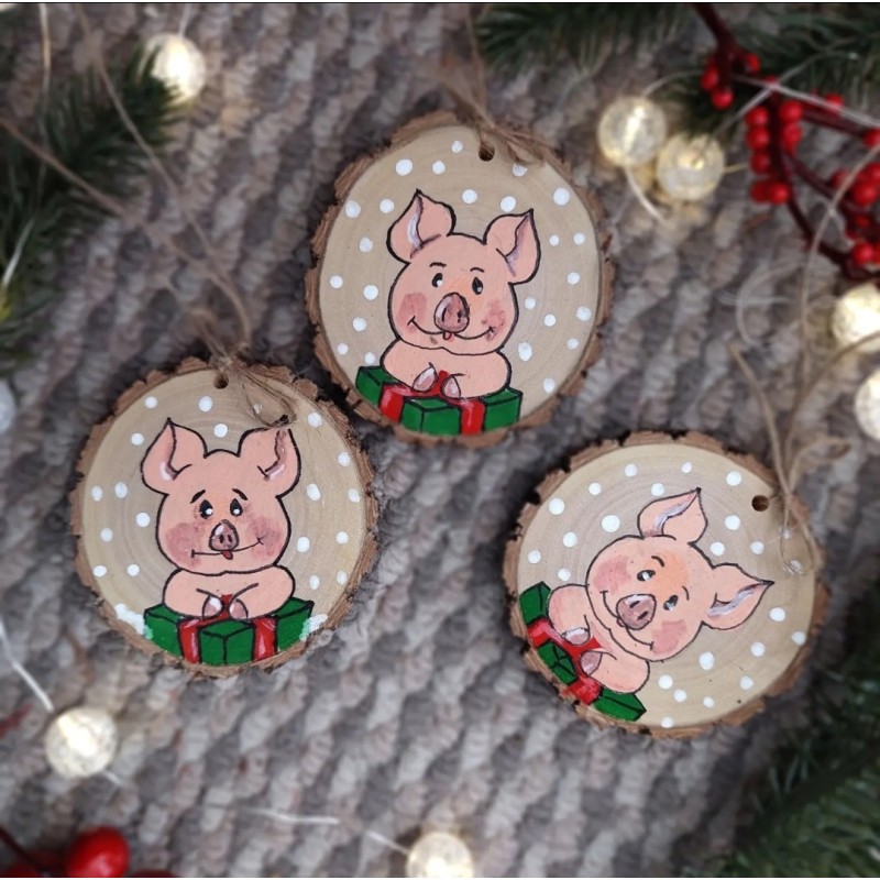 Ornament pentru brad - glob din lemn - porcusor Ornament pentru brad - glob din lemn - porcusor