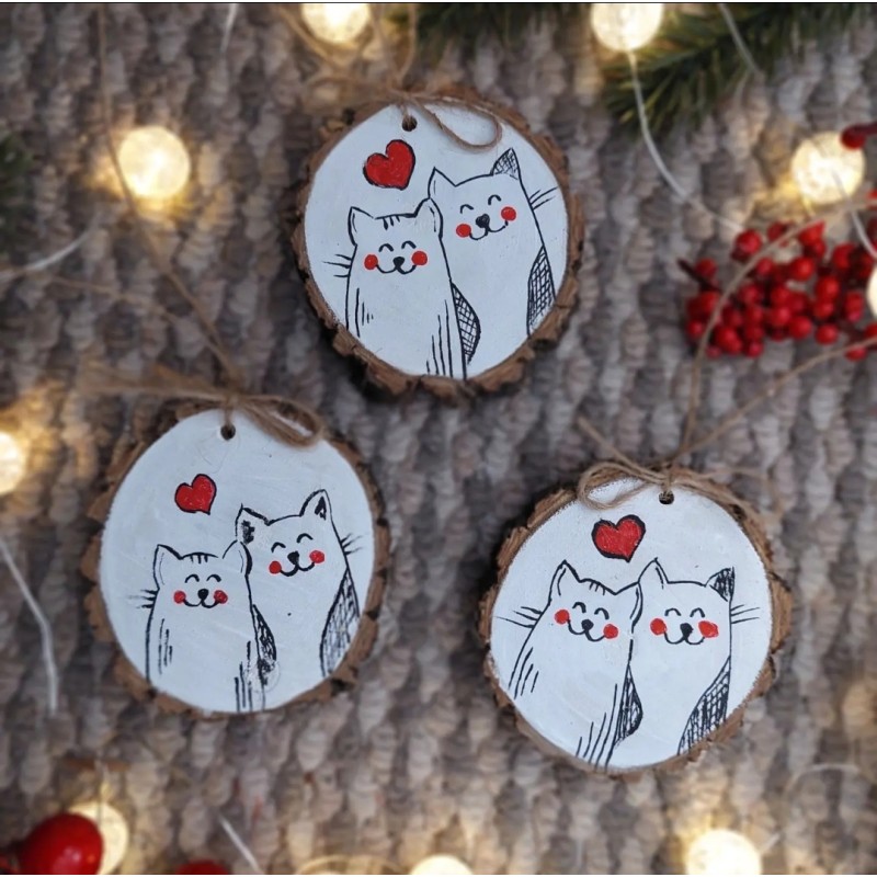 Ornament pentru brad - glob din lemn - pisici Ornament pentru brad - glob din lemn - pisici