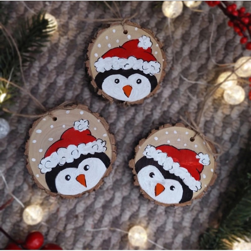 Ornament pentru brad - glob din lemn - pinguin Ornament pentru brad - glob din lemn - pinguin