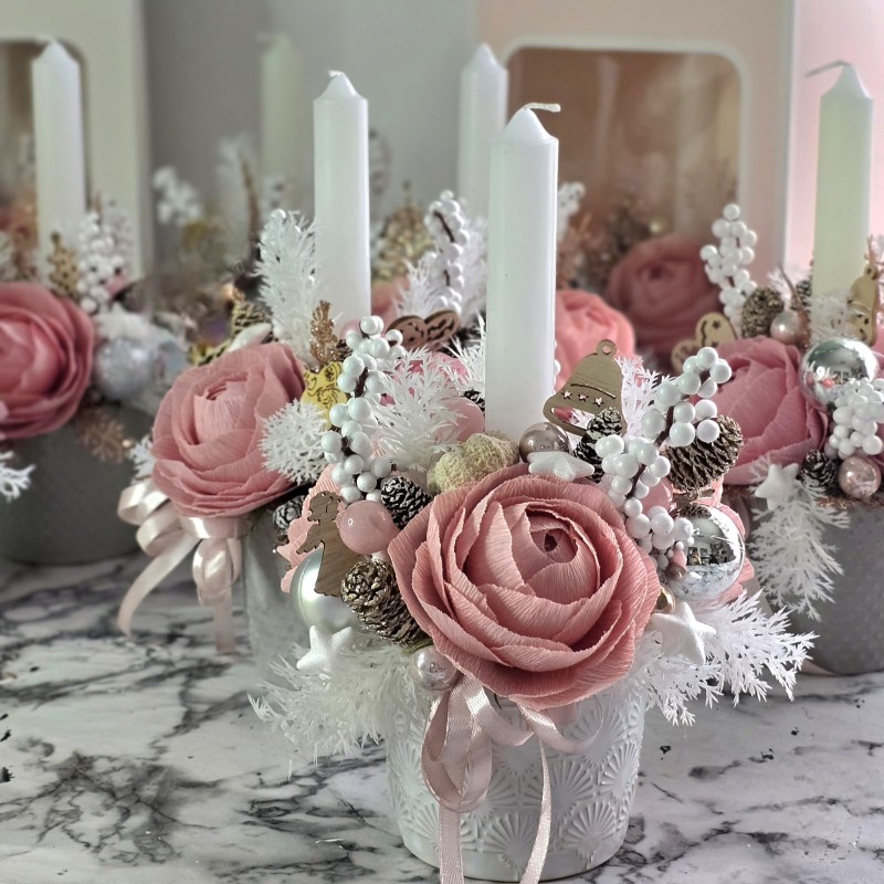 Aranjament de Craciun cu lumanare si flori din hartie in cutie cadou