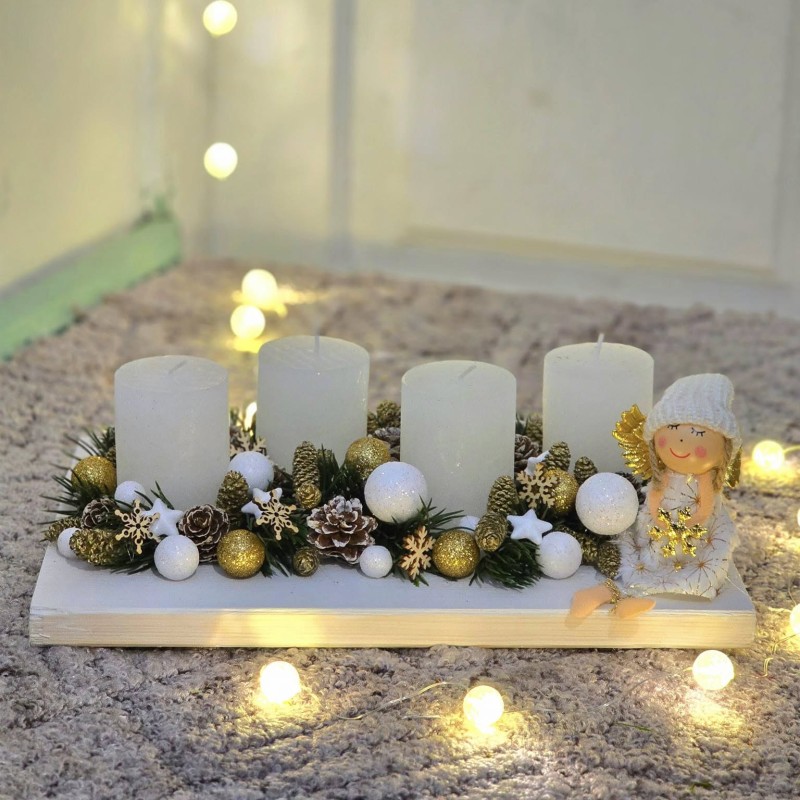 Decoratiune de Craciun pe baza de lemn cu 4 lumanari si ingeras Decoratiune de Craciun pe baza de lemn cu 4 lumanari si ingeras