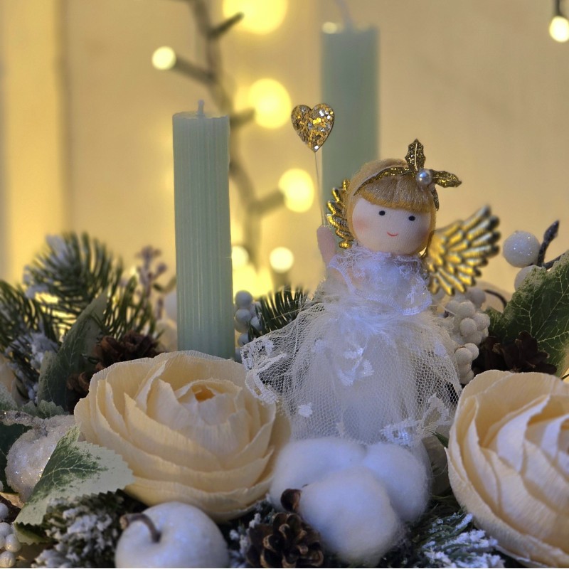 Aranjament de Craciun cu lumanare si trandafiri in cutie din lemn Aranjament de Craciun cu lumanare si trandafiri in cutie din lemn