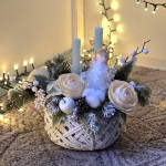 Aranjament de Craciun cu lumanare si trandafiri in cutie din lemn