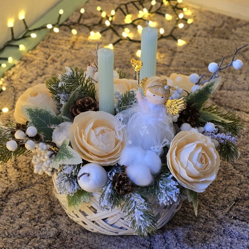 Aranjament de Craciun cu lumanare si trandafiri in cutie din lemn