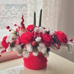 Aranjament in cutie de catifea cu flori din hartie si lumanari