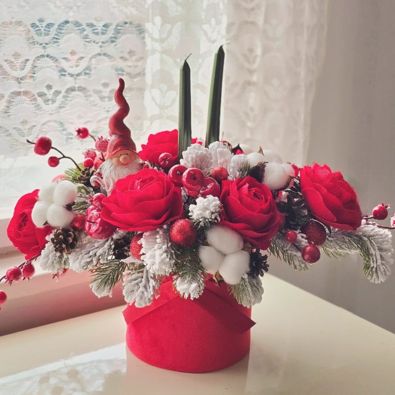 Aranjament in cutie de catifea cu flori din hartie si lumanari