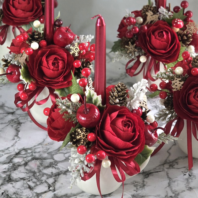 Aranjament de Craciun cu lumanare si flori din hartie in cutie cadou