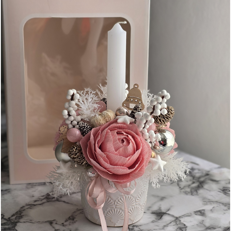 Aranjament de Craciun cu lumanare si flori din hartie in cutie cadou