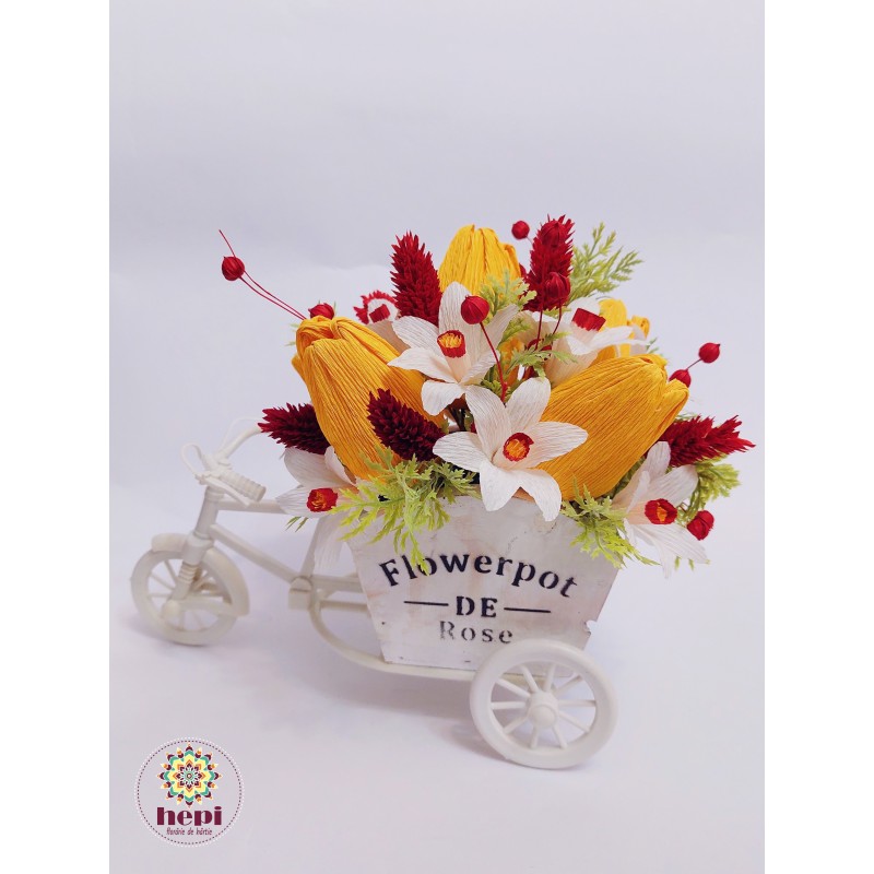 Tricicleta cu lalele galbene si narcise