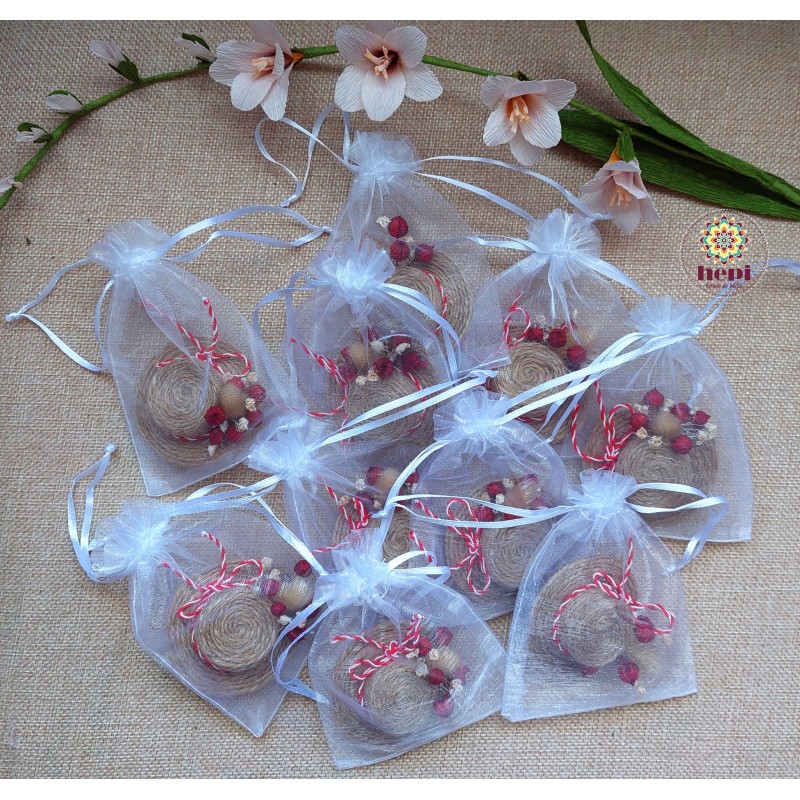 Martisor palarioara cu brosa - alb