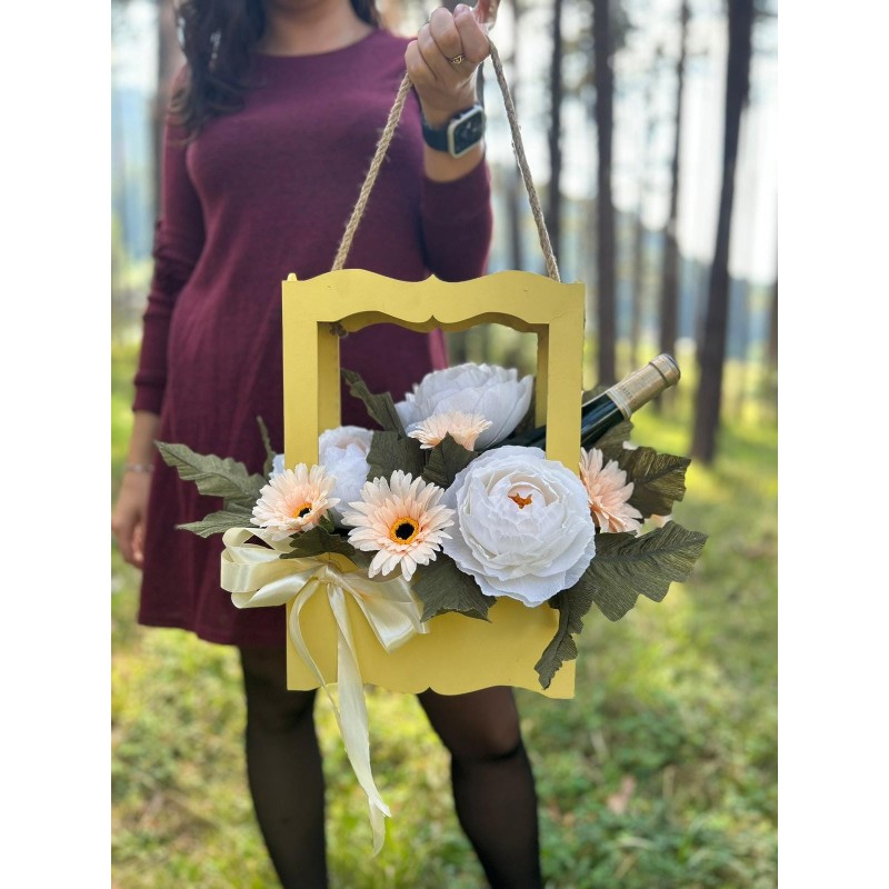 Cutie cu flori si vin