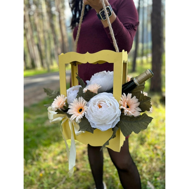 Cutie cu flori si vin