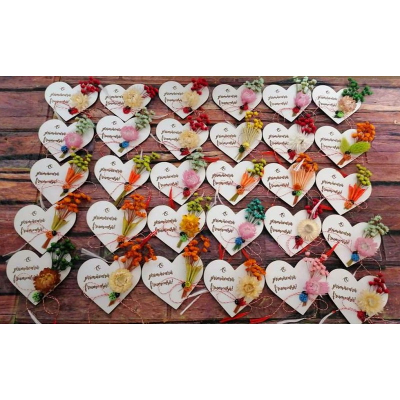 Martisor cu flori uscate si magnet Martisor cu flori uscate si magnet